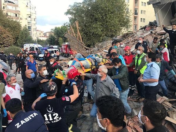16:50 Bayraklı'da yıkılan 7 katlı bir binanın enkazından yaralılar çıkartılıyor