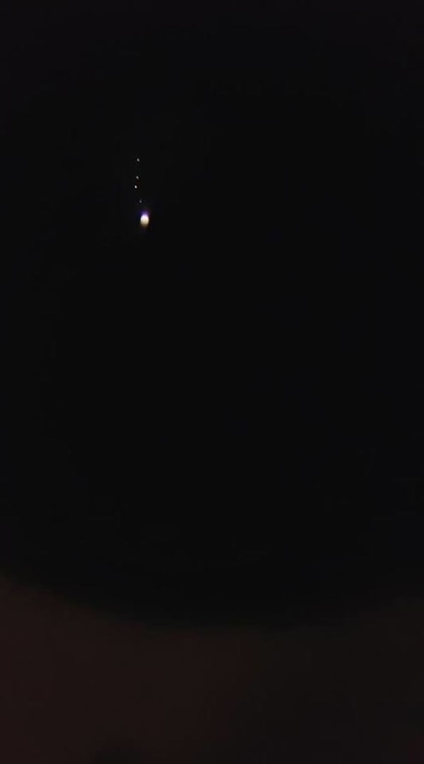 6. Моя дочь умоляла меня показать ей планету в ее игрушечный телескоп. Я ожидал закономерной неудачи, но нашел Юпитер и 4 его спутника