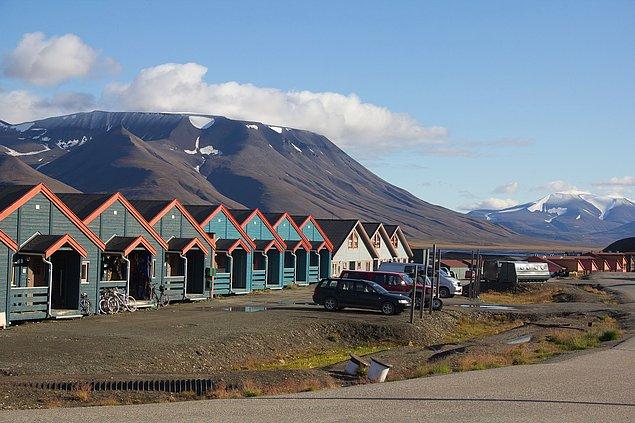 3. Svalbard dünyadaki tek vizesiz bölgedir. Hangi ülkenin vatandaşı olursanız olun Svalbard'ta süresiz olarak yaşayabilir ve çalışabilirsiniz.