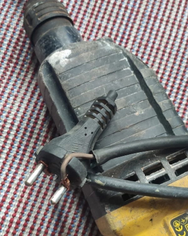 1. "Мастер службы, который пришел решить нашу проблему, сказал, что продукт, который они оставили вот таким образом, останется в таком виде в течение месяца"