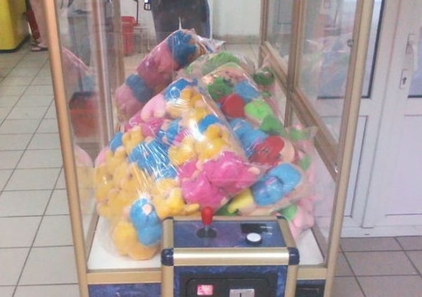 17. «Этот игровой аппарат ждал в торговом центре вот так несколько недель и все это время находился в хорошем рабочем состоянии».