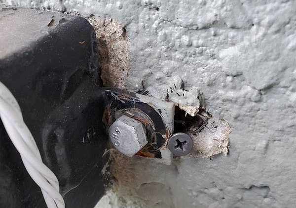 19. "Только взгляните на то, как мастера починили нам перила"