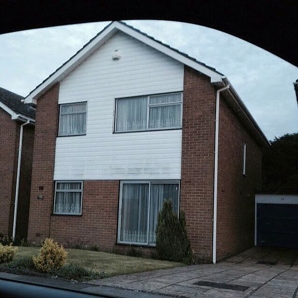 Так выглядел приобретенный им дом в начале пути.