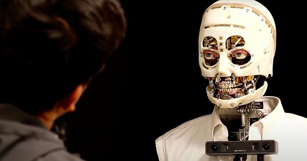 Bu robot uzaktan ses geldiğinde dönüp bakıyor ancak daha sonra konuştuğu insana kafasını geri çeviriyor.