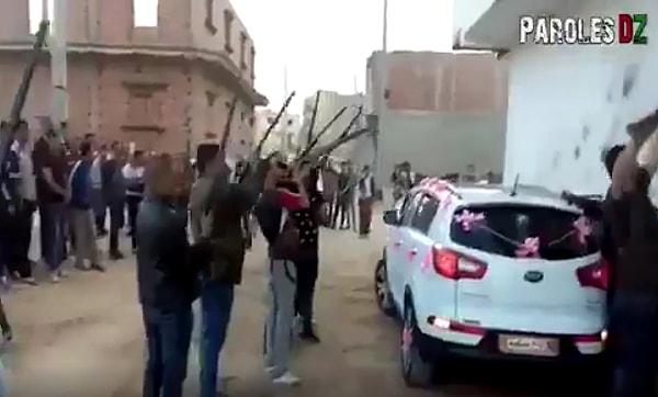Cezayir'de bir 'evden kız alma' geleneğine ait olduğu iddia edilen görüntülerde, onlarca erkek ellerinde pompalı silahlarla dans ediyor.