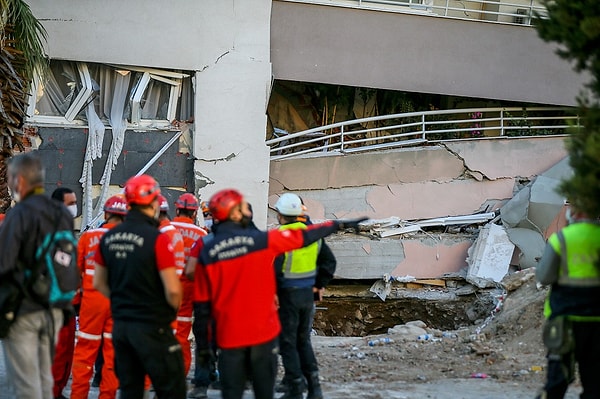 16:00 AFAD, İzmir'deki depremde can kaybının 109 olduğunu, 138 kişinin tedavisinin sürdüğünü açıkladı.