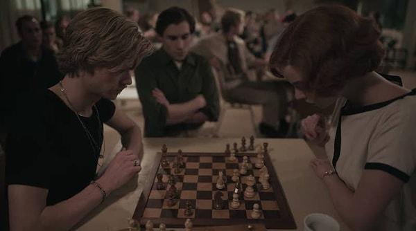 6. Ekranlarda görülen bütün satranç sahneleri, hızlı satranç maçları sahneleri de dahil olmak üzere aktörler tarafından gerçekten oynanmış.