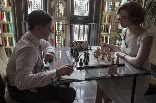 8. Beth rolünü oynayan Anya'ya satranç hamleleri aklında kalsın diye çekim yapmadan dakikalar önce öğretilmiş.