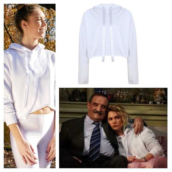 6. Eteğin üzerine tercih ettiği beyaz crop sweatshirt ise Deux Beautes marka.