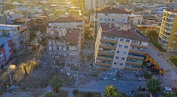 Hepimizi derinden üzen İzmir depreminin ardından normal vatandaşlar gibi ünlüler de birçok tepki gösterdi yıkılan binalara.