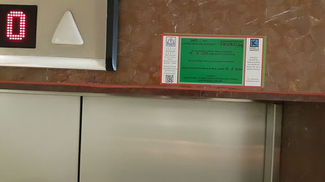 1. Birkaç katlı bir binaysa asansörlü olmasını tercih etmeniz birçok açıdan size rahatlık sağlayabilir. Binada asansör varsa asansörün etiketine mutlaka dikkat edin.
