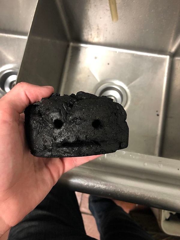 10. "Кто-то оставил булочку в микроволновке на 5 дней. Знакомьтесь с моим новым другом (я назвал его Чарли!)"