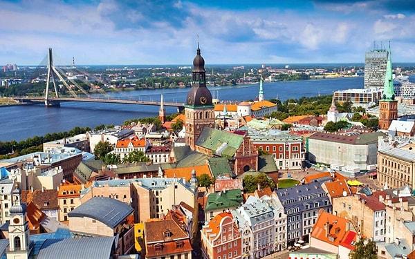 Ülkenin çoğunluğunu kaplayan yeşillik alanları ile kendine hayran bırakan Letonya 21. sırada. Letonya'da asgari ücret 430 €.