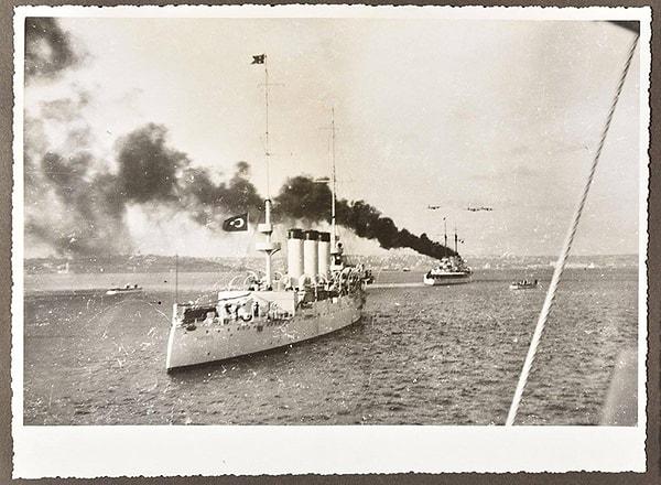 Yavuz zırhlısı Atatürk'ümüzün naaşını aldığında ona eşlik eden Hamidiye, Zafer, Tınaztepe, iki denizaltı ve Savarona'nın yanında yabancı gemiler de vardır.