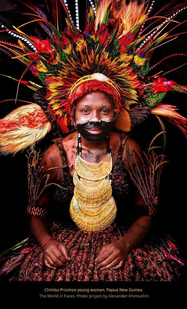 2. "Papua Yeni Gine'nin Chimbu vilayetinden genç bir yerli."