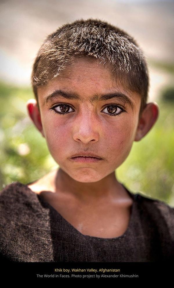 12. "Afganistan'dan Khik bir çocuk."