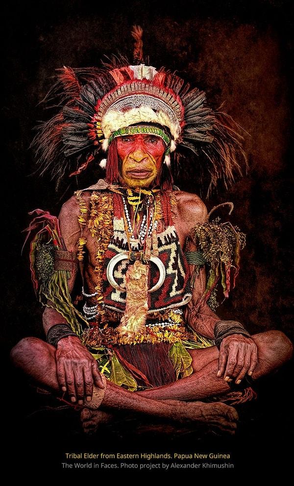 22. "Papua Yeni Gine'nin doğu yaylalarından yaşlı bir yerli."