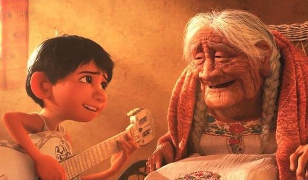8. 'Coco' animasyonunda, Coco'nun büyükannesinin babasını hatırlatabilmek için Mama Coco'ya 'Beni Hatırla' şarkısını söylemesi...