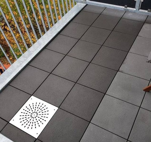 11. "На этом балконе от дождя намокают только первые 3 ряда плитки".