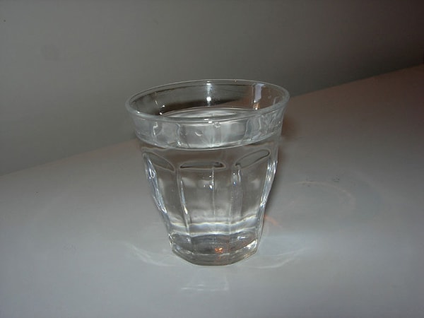 7. Если у воды на утро появился странноватый запах, то ее все равно можно пить.