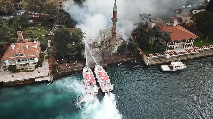 Üsküdar'daki 350 Yıllık Tarihi Vaniköy Camisi Alevlere Teslim Oldu