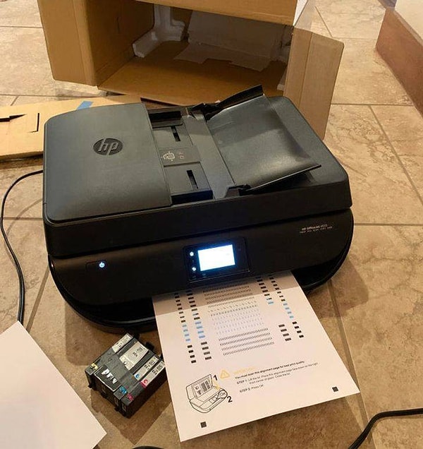 11. "Нашел этот исправно работающий принтер стоимостью минимум 200 долларов на помойке колледжа. К нему даже прилагались запасные картриджи".