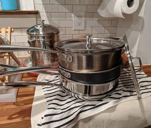 19. "Практически новые сковороды и кастрюльки, найденные мной на помойке. Каждая из них стоит как минимум сотню баксов!"