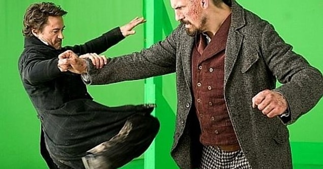 15. Sherlock Holmes çekimleri sırasında bir kavga sahnesi sırasında Robert Maillet yanlışlıkla Robert Downey Jr.'ı nakavt etmiştir.