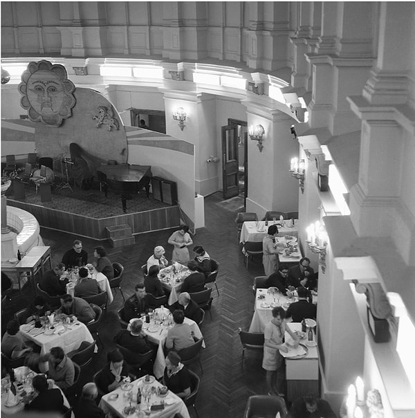 4. Более того, похоже, что женщин не особо огорчала необходимость брать шапку с собой в кинотеатры, рестораны или музеи.