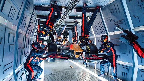 7. Red Bull pit-stop ekibi yer çekimsiz ortamda aracın lastiklerini 22 saniyede değiştirmiştir.