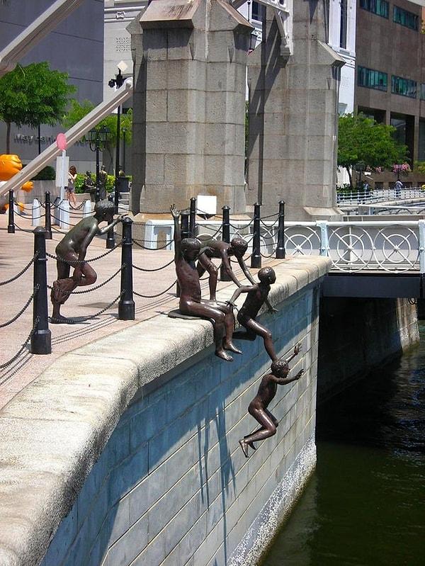 10. Singapur'da sanki nehre atlıyormuş gibi duran çocuk heykelleri: