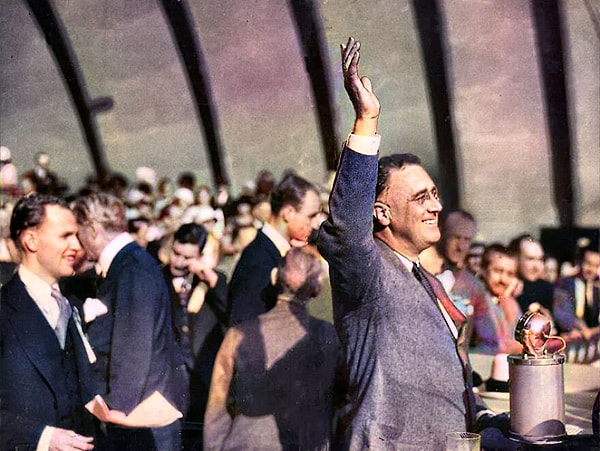 8. Франклин Д. Рузвельт приветствует сторонников во время своей первой президентской кампании