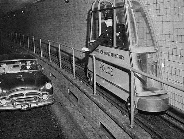1. 1955 yılında, New York'taki bir tünelde trafik hızını kontrol etmek için kullanılan araç.