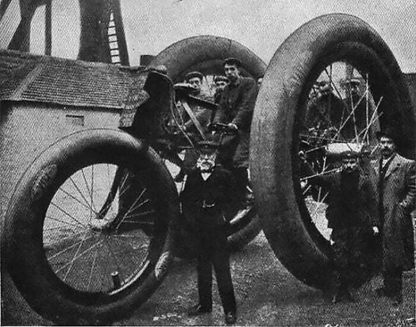9. Boston Dokuma Boru ve Kauçuk Şirketi'nden devasa tekerlekleri olan bir üç tekerlekli bisiklet. 1896.