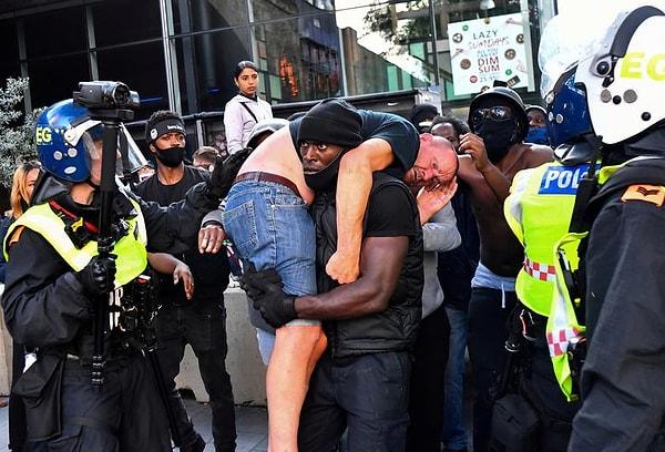18. Protestocu Patrick Hutchinson, Londra'da Minneapolis polis gözetiminde George Floyd'un ölümünün ardından Black Lives Matter protestosu sırasında...