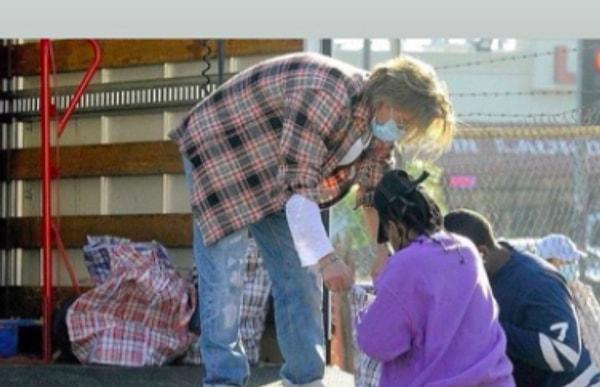 13. Dünyaca ünlü aktör Brad Pitt, pandemi nedeniyle maddi zorluk yaşayan kişilere yardım dağıttı!