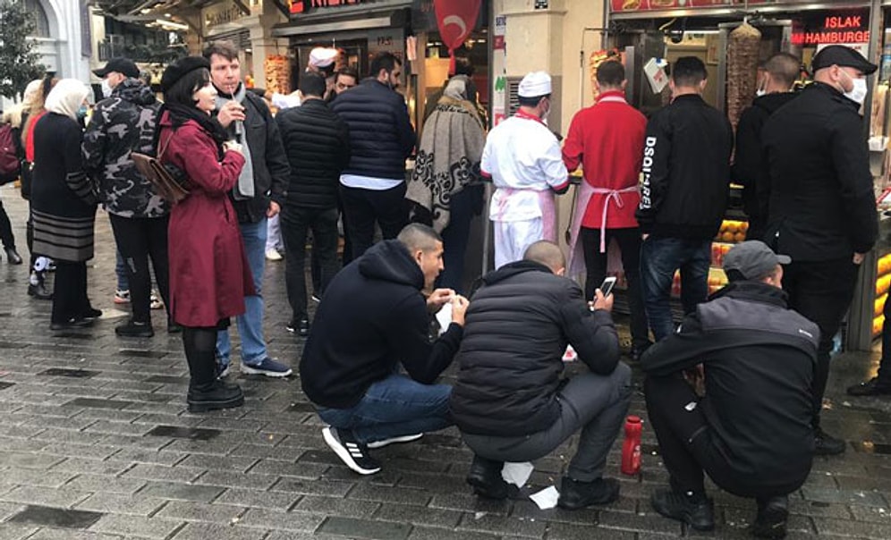 'Gel-Al' Uygulamasına Geçildi, Taksim'de Restoranların Önü Doldu Taştı