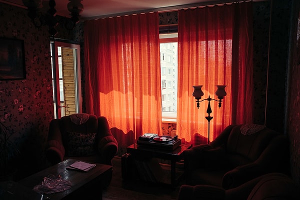 10. Мы проехали 4 часа, чтобы купить эти советские шторы, и они выглядят просто идеально!