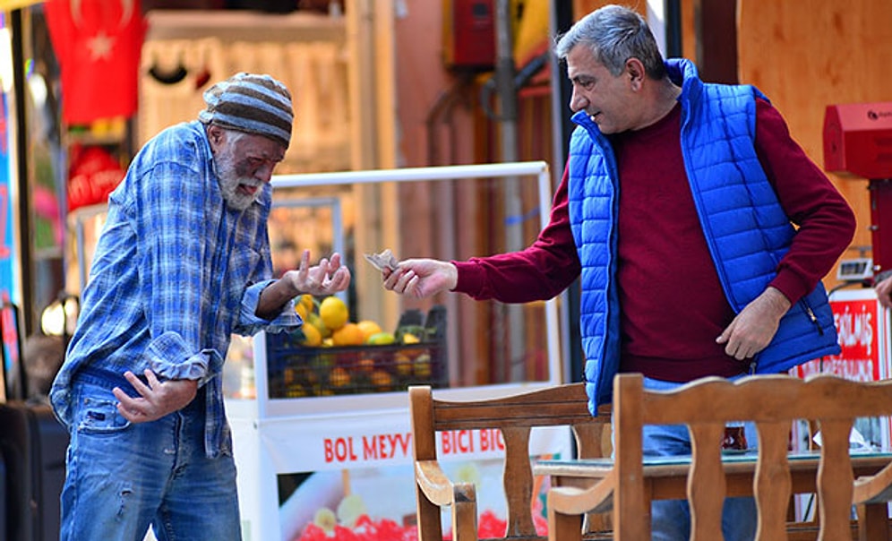 Dilenci Kılığına Girip Yarım Saatte 60 TL Para Topladı