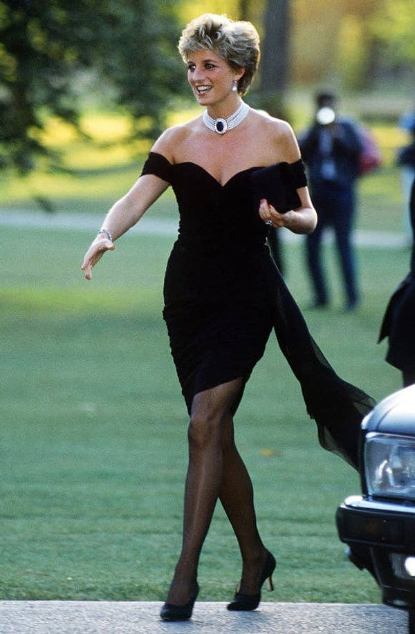 16. И, наконец, то самое роскошное, облегающее и невероятно сексуальное маленькое черное платье мести! Чтобы Принц Чарльз понял, что потерял!