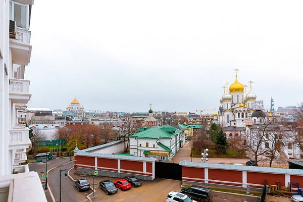 8. Из окон квартиры открывается вид на Зачатьевский ставропигиальный женский монастырь и Храм Христа Спасителя, но если вы не будете смотреть в окно, то мгновенно забудете, что находитесь в центре бурлящей жизнью столицы России.