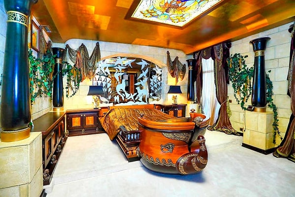 4. Дизайн спальни поразит любого, кто привык к спокойным скандинавским мотивам а-ля ИКЕА. Кровать сделана в стиле древнеегипетского военного корабля, оформление стен и декор соответствующие.