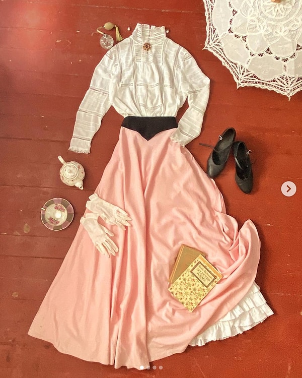 12. Что касается аксессуаров, то их Мила находит в основном в личных коллекциях энтузиастов-единомышленников или покупает на барахолках.