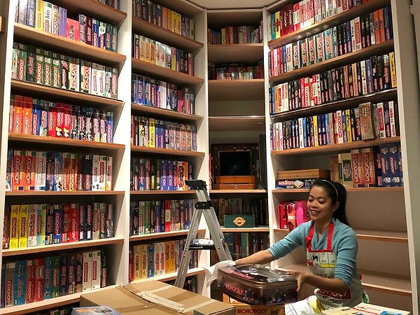 7. "Моя девушка и ее коллекция из 600 экземпляров настольной игры "Монополия".