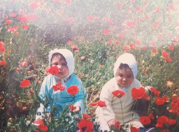 Karayel kardeşler, 20 Ağustos 1990'nin İstanbul'unda bal yanaklı ikizler olarak dünyaya geldi.