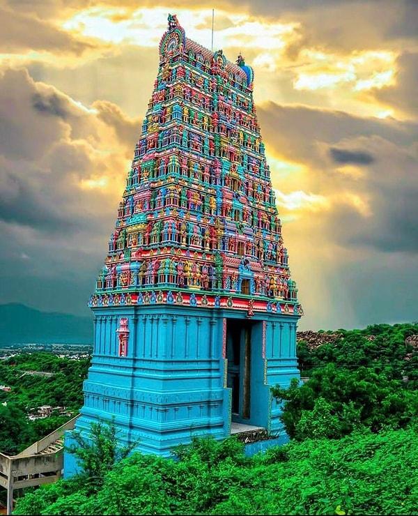 10. Hindistan'daki bu tapınağın renkliliğine bakınca insanların farklılıkları ve dünyada nasıl buluşabildiğini anlıyorsunuz.
