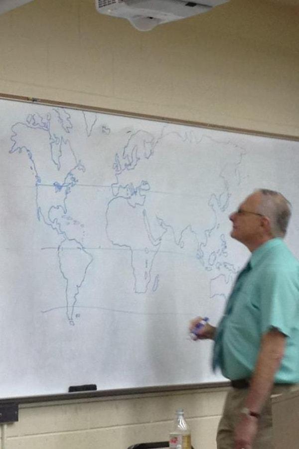 5. "Öğretmenimizin haritası yoktu ve tahtaya dünya haritasını çizmek zorunda kaldı."