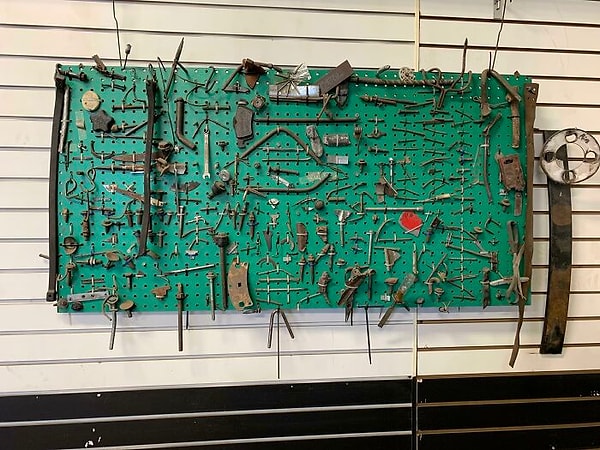 8. "В местном автосервисе представлена коллекция вещей, которые были вытащены из автомобильных шин".