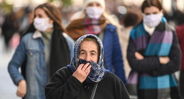 Tüm dünya yeniden artış gösteren koronavirüs salgını tehlikesiyle panik olmuş durumda. Salgının kendisi kadar, tedavi yöntemleri ve kullanılan ilaçlar da bir o kadar tartışılıyor.