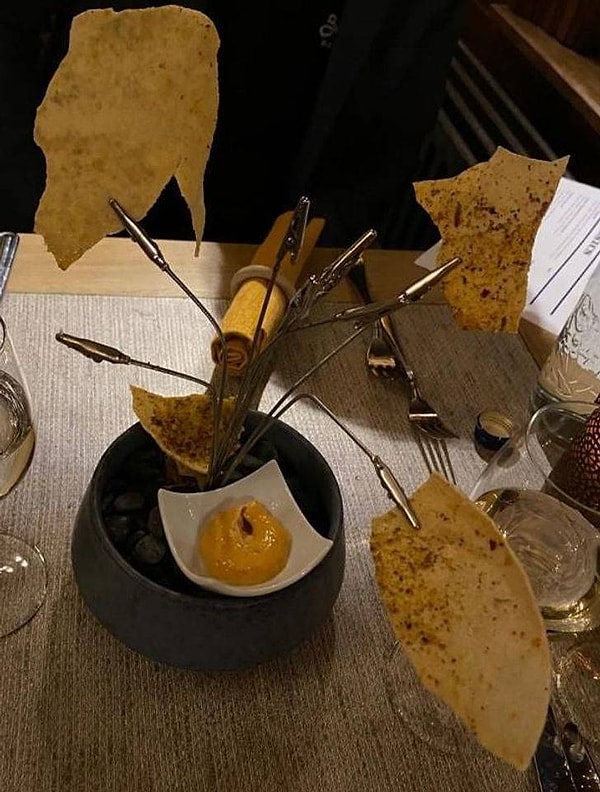 5. "Кусочки тонкого и хрустящего хлеба пападам на подставке для фотографий: как вам такое?"